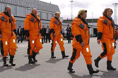 Visita real con trajes térmicos a una plataforma de gas