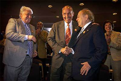 Macià Alavedra y Miquel Roca saludan a Jordi Pujol.