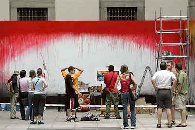 Aspecto de la jornada celebrada ayer en el Reina Sofía con los ganadores del concurso sobre el  Guernica. 