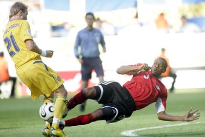 Wilhelmsson es entrado por John, que a causa de esta acción fue el primer expulsado del Mundial.