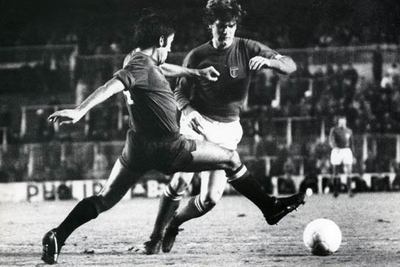 Antognoni intenta regatear a Carrete, en un amistoso entre España e Italia disputado en el Bernabéu en 1978.rnAntognoni.