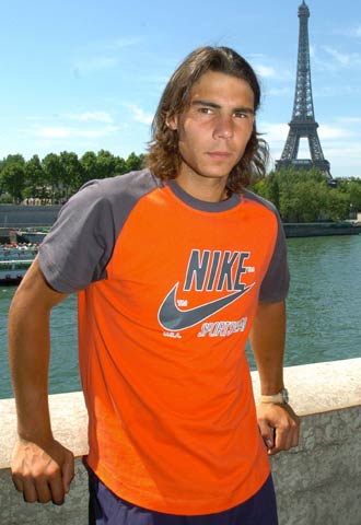 Rafael Nadal, ayer, posa ante la torre Eiffel.