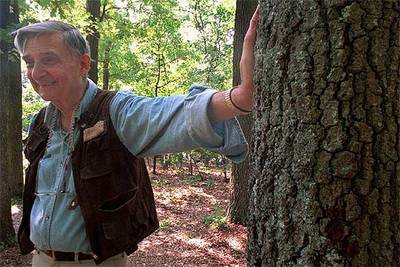 Edward O. Wilson, el llamado   padre    de la biodiversidad, en una reserva forestal  de Estados Unidos.