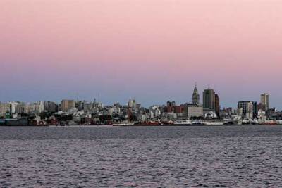 Montevideo al atardecer. La línea del cielo de una ciudad en la que el tiempo parece tan lento como el olvido.