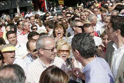 Áspero recibimiento a Ruiz-Gallardón