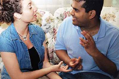 Chandi Rajapatirana (autista, a la derecha) y Mandy Musolino, su  facilitadora,  en una sesión de aprendizaje.