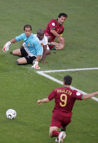 Pauleta se dispone a rematar el balón suelto con João Ricardo, otro angoleño y Figo en el suelo.