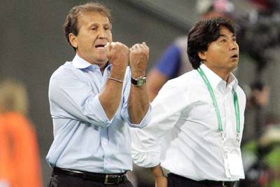 Zico gesticula junto a su traductor durante un partido de Japón.