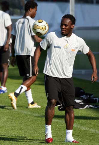 Essien juguetea con el balón.
