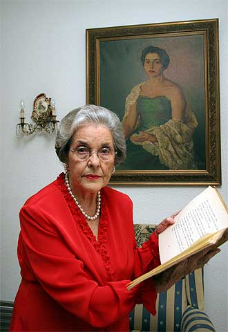 María Luisa,  Mavi,  Navarro lee su antigua redacción y los ejercicios de sus compañeros del Instituto-Escuela.