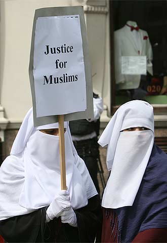 Dos musulmanas se manifiestan frente al edificio central de la policía, ayer en Londres.