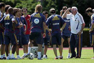 Los jugadores de la selección española escuchan las instrucciones de Luis Aragonés durante la sesión preparatoria de ayer en Kamen.