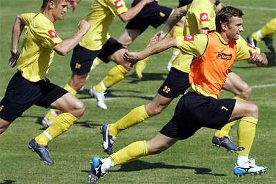 Shevchenko, por delante del defensa Yesersky, en un ejercicio de carrera en el entrenamiento de Ucrania.