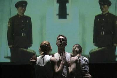 Un momento de la representación de  Voces,  del coreógrafo catalán Rafael Bonachela.