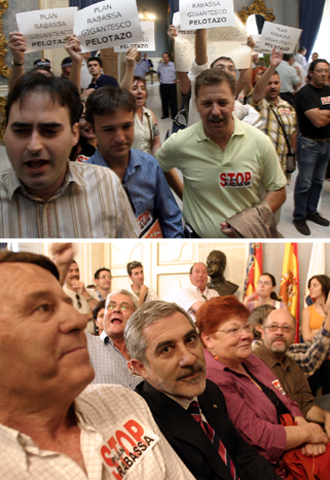 Arriba, asistentes al pleno protestan contra el Plan Rabassa. Abajo, Julio Llamazares y Glòria Marcos.