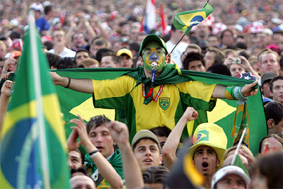 Unos aficionados muestran el colorido tradicional de los brasileños.