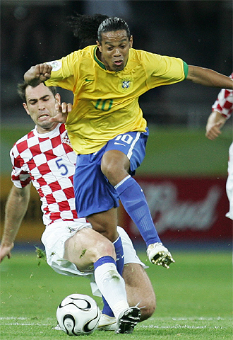 Ronaldinho se zafa del croata Tudor.