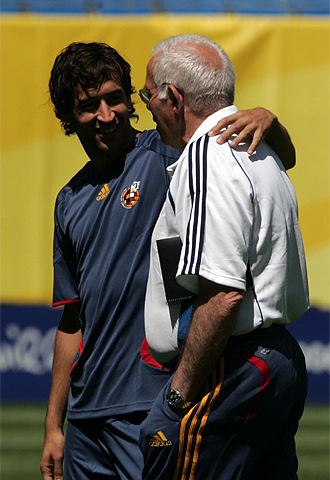 Raúl y Luis Aragonés conversan durante una sesión preparatoria.