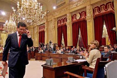 El presidente del Gobierno balear, Jaume Matas, tras intervenir en el pleno del Parlamento autónomo.
