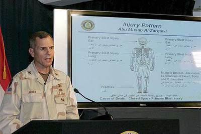 El coronel estadounidense Stephen Jones muestra un gráfico con las lesiones de Al Zarqaui, el lunes en Bagdad.