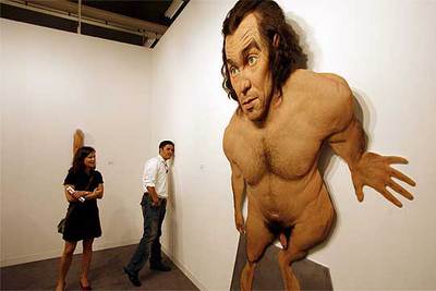 Dos visitantes de la feria de Basilea observan   Aerial nº 2,  obra de Evan Penny realizada en 2006 con silicona, pigmentos, pelo y aluminio.