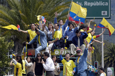 MILES DE AFICIONADOS CELEBRAN EN QUITO LA VICTORIA DE ECUADOR