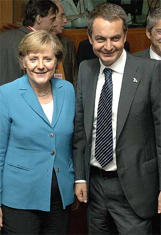Angela Merkel, Zapatero y el primer ministro portugués, José Socrates (derecha), en Bruselas.