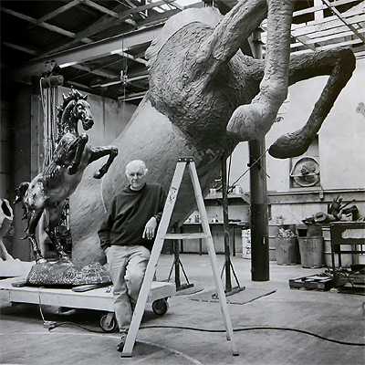 Luis Jiménez, junto a su obra  Mustang,  en 2003.