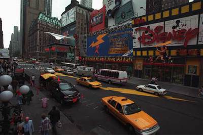 Tráfico de coches en torno a la tienda de Disney en Nueva York.