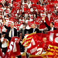 Pasqual Maragall (izquierda), José Montilla (centro) y José Luis Rodríguez Zapatero, anoche en el Pabellón de la Mar Bella.