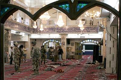 Agentes de seguridad iraquíes inspeccionan el interior de la mezquita de Bagdad donde ayer se produjo un atentado suicida.