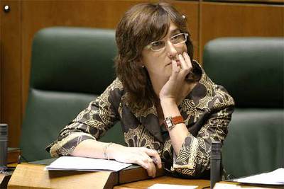 La  vicelehendakari  y consejera de Hacienda y Administración Pública, Idoia Zenarruzabeitia, de quien dependen todos los funcionarios vascos, en un pleno del Parlamento.