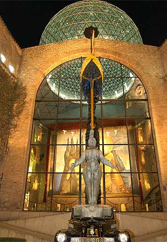 Aspecto nocturno de  El Carro Naval  y la cúpula geodésica (al fondo).