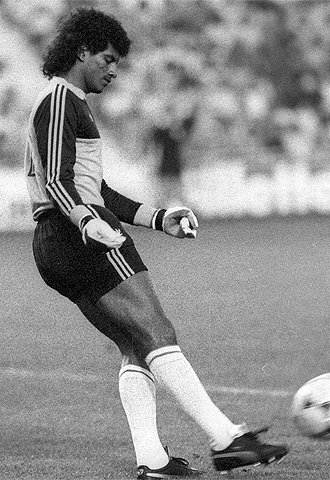 Guevara saca de puerta en el partido del 10-1.