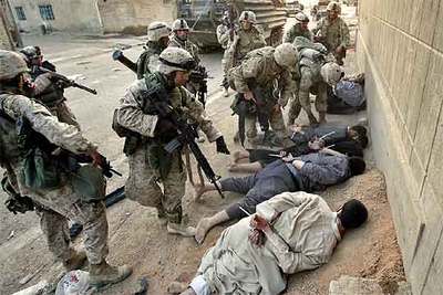  Marines   de la V División detienen a varios hombres en el centro de la ciudad iraquí de Faluya en noviembre de 2004.