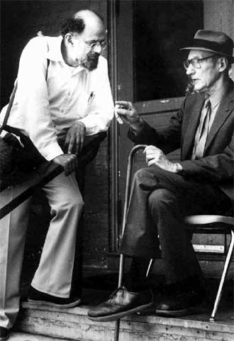 Allen Ginsberg (izquierda) y William S. Burroughs, padrinos de la generación  beat. 