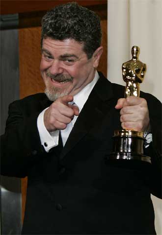 Gustavo Santaolalla con el Oscar por la banda de  Brokeback Mountain. 