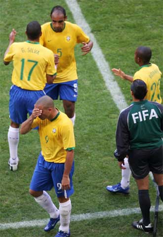 Ronaldo, con la mano en la frente, y Emerson cuando son sustituidos por Gilberto Silva y Robinho.