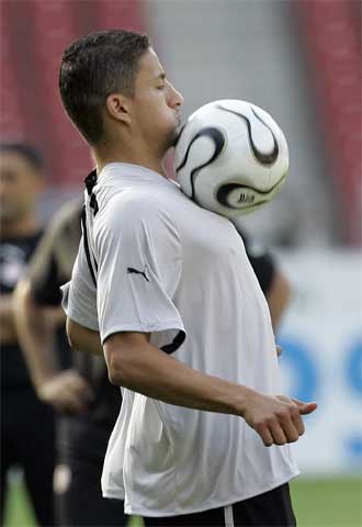 Namouchi juega con el balón.