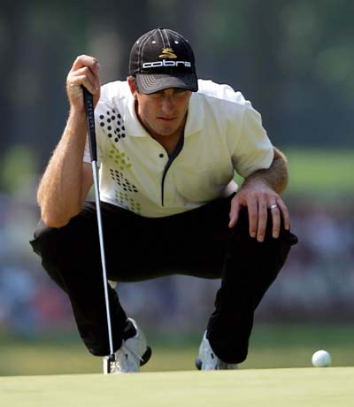 Geogg Ogilvy estudia la caída de un   green   durante el recorrido de ayer.