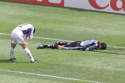 Zubizarreta, en el suelo, y Ferrer, hundido, lamentan el gol de Nigeria en el Mundial 1998.
