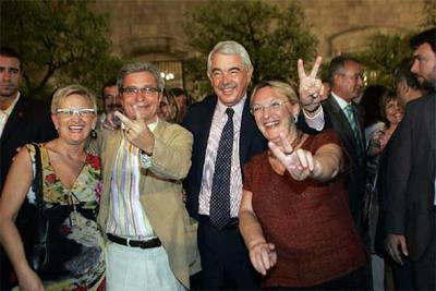 Imma Mayol y Joan Saura, de ICV, y Pasqual Maragall y su esposa, Diana Garrigosa, celebran el  sí  al Estatuto en el Palau de la Generalitat.