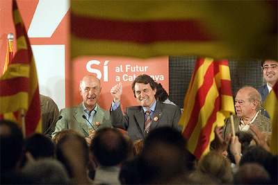 De izquierda a derecha, Josep Antoni Duran Lleida, Artur Mas y Jordi Pujol celebran el triunfo del  sí. 