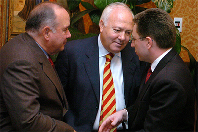 Miguel Ángel Moratinos, en el centro, junto a Eduardo Aguirre (izquierda) y Kart Volker, en Tampa, Florida.