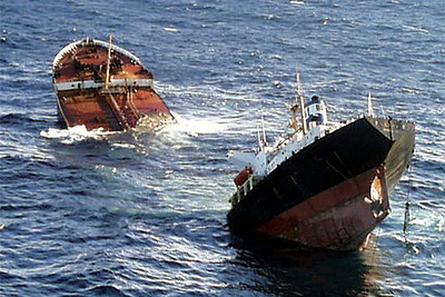 Momento en que el  Prestige  se rompe, a 250 kilómetros de las costas gallegas. Se llevó al fondo 15.000 toneladas de fuel. Dejó en el agua 62.000.