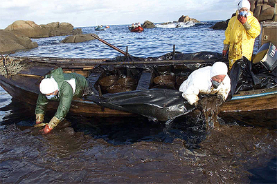  Percebeiros  recogen chapapote en Santa Mariña (A Coruña). Los pescadores retiraron 40.000 toneladas de fuel mezclado con agua.