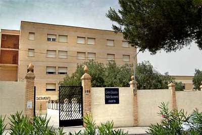 Colegio Madre Sacramento, en Torrent, con el rótulo de la fundación FASTA a la entrada.