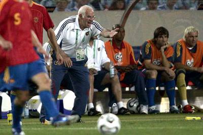 Luis Aragonés da instrucciones durante el segundo periodo.
