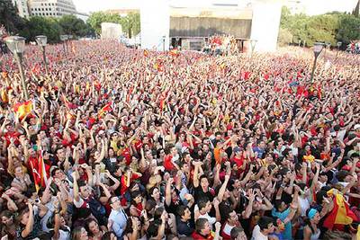 Miles de personas vitorean al equipo español en la plaza de Colón.