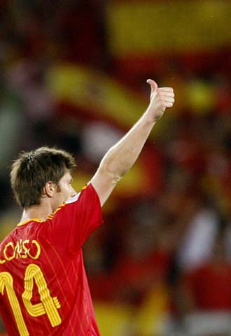 Xabi Alonso celebra el triunfo de España.